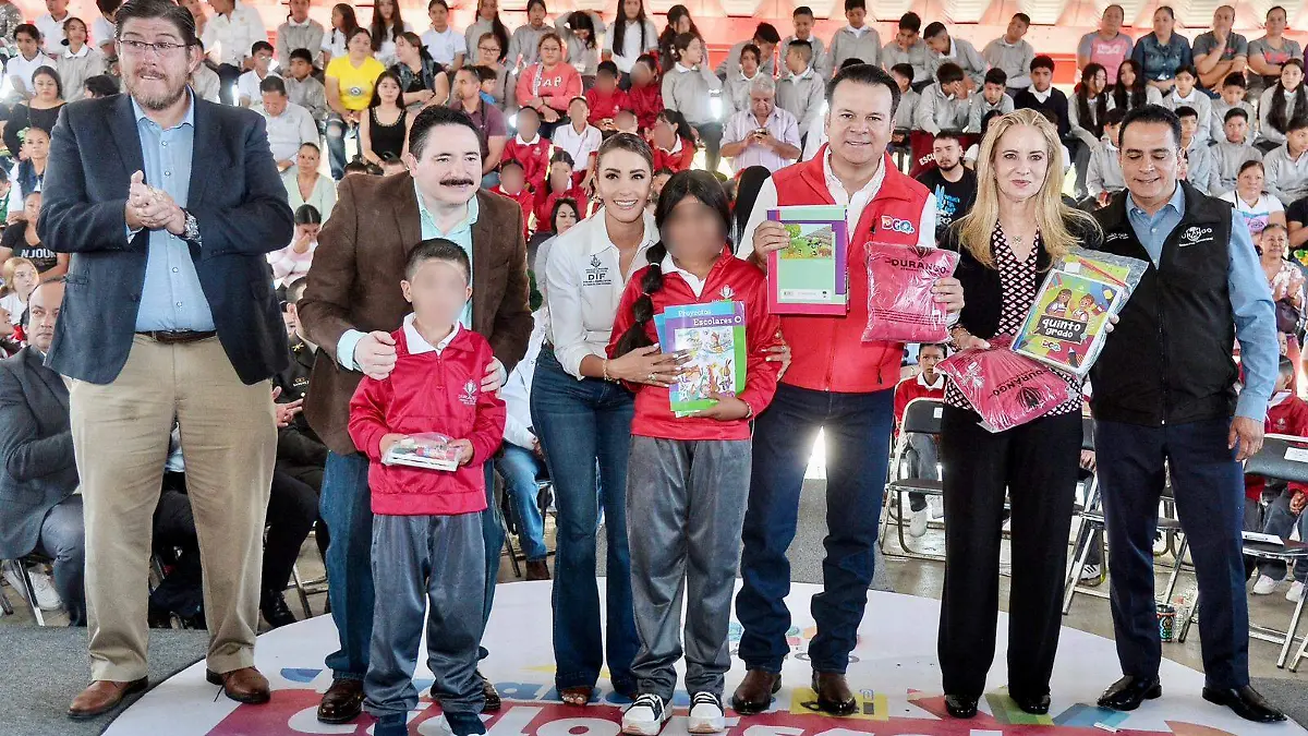 Con uniformes y útiles escolares gratuitos, arrancan Marisol y Esteban el ciclo escolar 2024-2025 (3)